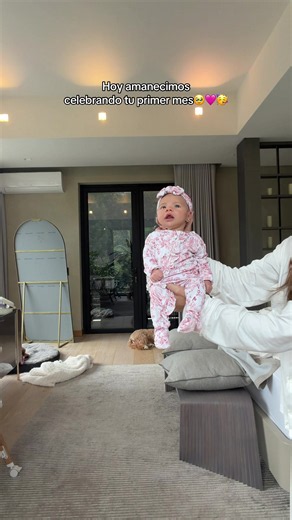 Te amo Olivia 🥹🥳🥳!! Ya un mes desde que naciste. | first of the months