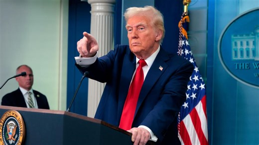 Donald Trump susține că elicopterul care s-a ciocnit cu un avion la Washington zbura prea sus