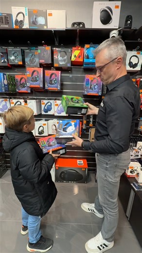 Extreme Computers on Instagram: "🎧💙 Keď príde zákazník s pokladničkou 🙂 Do našej predajne zavítal chlapec, ktorý chcel tie najlepšie slúchadlá – a my sme mu pomohli vybrať také, s ktorými bude spokojný on aj jeho pokladnička. V Extreme Computers vždy poradíme tak, aby ste dostali to najlepšie v rámci svojho rozpočtu. Nájdeme pre vás dokonalý kompromis medzi cenou, kvalitou a štýlom. 📍 Zastavte sa u nás – radi pomôžeme aj vám nájsť to pravé."