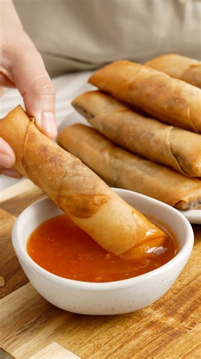 Easy homemade chicken spring rolls recipe you’ll love. Ingredients Spring Roll wrapper 14-15 sheets Chicken mince 10.6oz/ 300g Carrot 100g/ 3.5oz Cabbage 200g/ 7oz Spring Onions 2-3 Grated garlic 2 tsp Grated ginger 1 tsp Seasonings Soy sauce 1 tbsp Sesame oil 2 tsp Sugar 2 tsp White pepper 1 tsp Salt 1 tsp Flour glue ( 1 tbsp flour 2 tbsp water ) Oil for frying #springrolls #lumpia #recipe | Khin's Kitchen