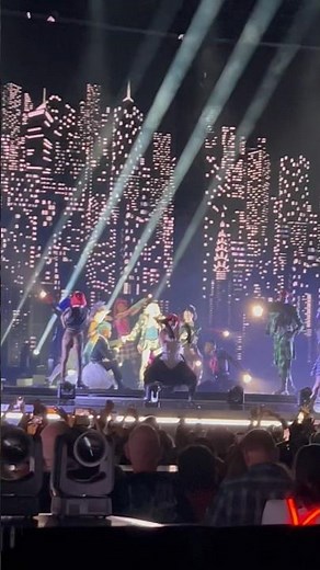 What I Noticed Under the Stage Changed Everything @m‪@madonna‬
