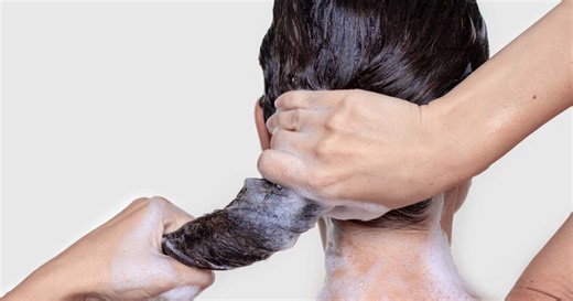 Faut-il faire deux shampoings quand on se lave les cheveux ? La réponse d'un coiffeur