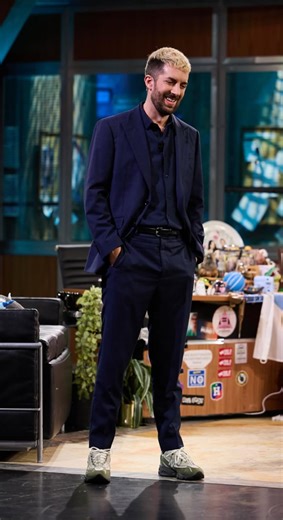 Bluper on Instagram: "📺 El equipo de La Revuelta se vio obligado este martes, 10 de febrero, a realizar una rectificación en directo tras las críticas recibidas por una conexión realizada la semana pasada con el cirujano Diego González Rivas desde Afganistán. El propio David Broncano abrió el programa asumiendo el error y entonando el mea culpa ante la audiencia. La polémica se originó a raíz de una videollamada con el médico, que se encontraba en el país asiático para inaugurar el primer hospi