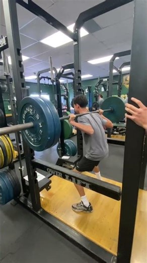 My friend squating weights #workout #weightlifting #weight