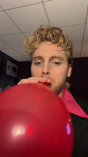 Luke Hemmings Song Cover: Little Dinosaurs and Heartfelt Lyrics