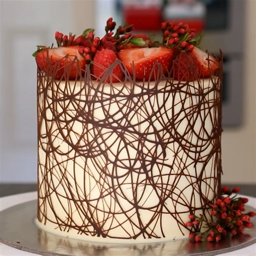 How to make a perfect chocolate border for your cakes! 🍫 | MetDaan Cakes