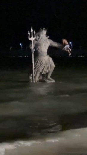 #yucatan #progreso Un hombre decidió escalar la estatua de Poseidón en el malecón de Progreso, Yucatán, ante la sorpresa de quienes estaban presentes. El peculiar momento quedó grabado en video. | Calkini CN