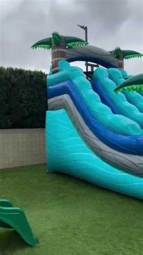Its almost that season again! 💦 Dive into summer fun with our water slides and bounce house rentals! From small gatherings to big celebrations, we have the perfect setup for everyone. #waterslide #bouncehouse #summerevents #familytime #partyrentals