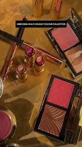 It's GLAM o' clock! 🌟La colección #MACHoliday que TO-DO el mundo quiere esta Navidad. ¿Cuáles están en tu lista? 🎁 ⭐ Golden Hour Glow Face Palette 💄 Frost Lipstick Gift Of Gold en Brushed In Bronze, Regal Red y M·A·Cgenta 💦 Lipglass Gift Of Gold en Liquid Lurex, Galactic Glisten y Ruby Sparks 👀 ChromaCrayon Eye Shadow Stick en Flirty Martini, BubbleGlam y High Taupes 💖 Skinfinish Metallic Cream Blush en Coveted Coral, Priceless Purple y Glowing Treasure ✨ Jelly Slime All-Over Highlighter G