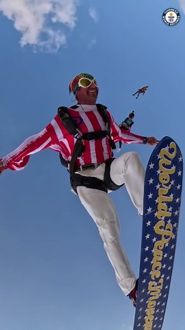 Beeindruckende Aussichten, wenn Fallschirmspringer über die Großen Pyramiden von Gizeh fliegen