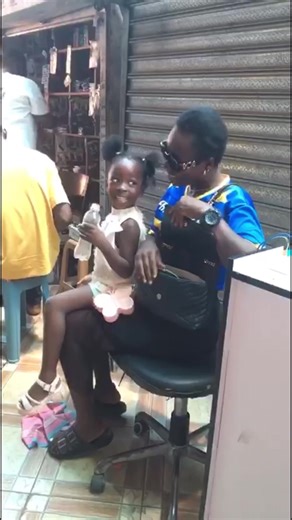 As A Bhaddest Single Mom, It Feels Good To Have Only My Daughter Around Me….👩‍❤️‍👩😍💕🤑😇… Anyway I Have Been Using My Small Phone IPhone 6s For Content For The Past One Week.. Lets Change My Phone 📱😊.. Bag From @Wewear Thrift #goviral #fyppppppppppppppppppppppp #singlemomlife #foryoupage