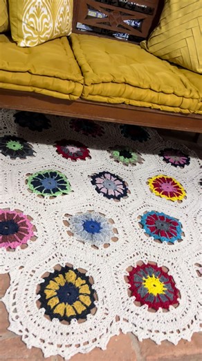 Tapetes em crochê, almofadas decorativas e almofadas futton vocês encontram em nossas lojas de Monte Sião, Pedreira e Inconfidentes, vendas pelo watts zap (35) 99967-9200 ou (19) 99667-9200. #minasgerais #tapetedecroche #crochê #almofadasdecorativas #almofadas #finecrochet #almofadasdecorativas #almofadas #modacasa #montesião #pedreirasp