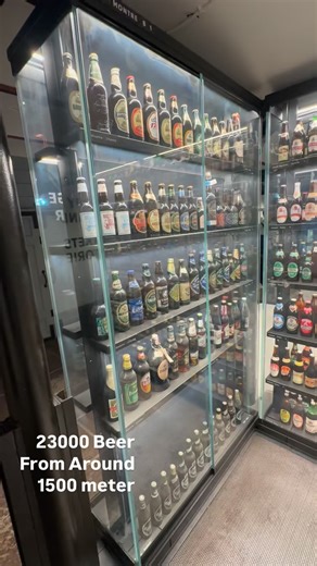 Hos det nye flotte Home of Carlsberg kan du se en gigantisk udstilling af en Øl samling. Den består af 23.000 fyldte Øl fra hele Verden, i Montrer med LED lys. Montrerne har i alt 1.300 meter Hylde.#denmark #beer #carlsberg #visit #valby @carlsbergbyen | Knud Christoffersen