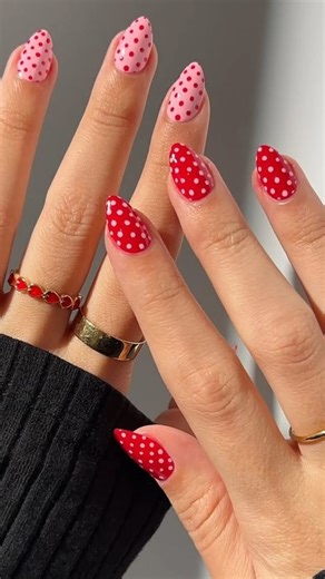 Reinventa tu manicure y conquista con un estilo único con los Esmaltes Full Color de Stanhome; tus polka dot nails se transforman en un símbolo de creatividad y elegancia. 💅🎨👑 😍 www.stanhome.com.mx | Stanhome México