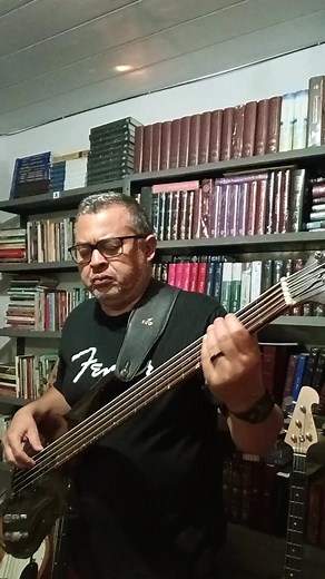 Discover Retro Bass Music for a Groovy Flashback