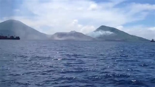 LatestTruth on Instagram: "The shockwave 💥🤯🤯🤯 🚨🌋 ICONIC VOLCANIC BLAST CAPTURED ON CAMERA This famous footage shows Mount Tavurvur erupting in a spectacular explosion — and the best part? A massive shockwave that’s both visible ripping through the clouds and audible seconds later. A textbook example of how powerful nature can be. [📹 Abyssius]"