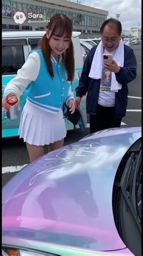 オタクの車にサインを書いてあげる美女アイドル♡ #ai