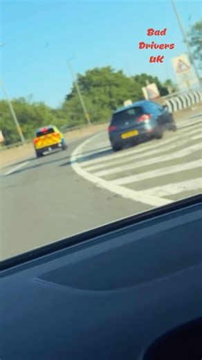 19K views · 1.9K reactions | What’s going on here? 樂 #bad #drivers #uk #police | Bad Drivers UK | Facebook
