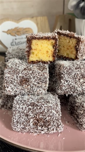 Bánfi-Baticz Nóri on Instagram: "Puha, szaftos, mennyei finom kókuszkocka anyu receptes füzetéből 😍😍😍 Hozzávalók a tésztához: 17 dkg cukor 2 tojás 3 kk méz 5 dkg vaj 2 dl tej 30 dkg liszt 1 csomag sütőpor A cukrot, vajat, mézet,tojást habosra keverjük, majd belekeverjük a tejet és a lisztes sütőport. Jól kikeverjük és vajazott lisztezett tepsiben megsütjük . Máz amibe forgatjuk: 23 dkg cukor 25 dkg margarin 4 ek tej 6 dkg kakaópor Lassú tűzön felfőzzük, pici rummal ízesítjük."