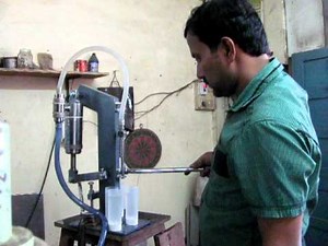 LIQUID FILLING MACHINE HAND OPERATED