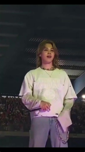 BTS World Tour ARIRANG in Brussels 🇧🇪 D2 ARMYs drew attention to the fact that someone wasn't feeling well 🙅🏼‍♀️. Jimin 😇 noticed this and asked for immediate help. They paused their concert until they were sure the ARMY was being helped and taken care of. Huge kudos to the ARMYs who called for help, to the seven guys who sent help and paused their concert (you could tell the guys were very concerned), and to Mr. Lee, who immediately set out to help the ARMY. You all acted super fast and wo