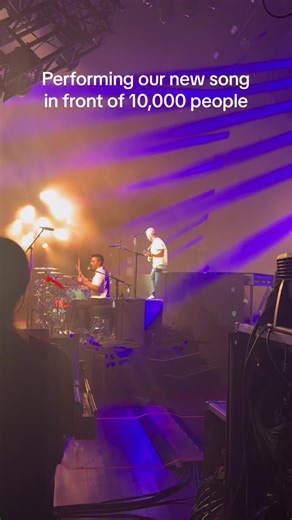 Exciting Performance of 'Weekends' in Front of 10,000 Fans