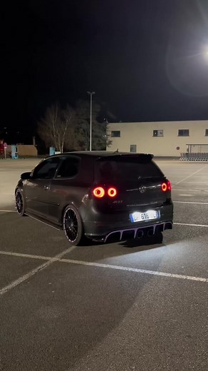 Customized Volkswagen Golf 5 R32 Transformation