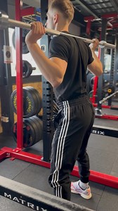 💡 TUTO SQUAT : Les bases à maîtriser 🏋️‍♂️ Que vous soyez débutant ou confirmé, un bon squat démarre toujours par la bonne posture ! Comment réaliser un squat correct, sans vous blesser et en activant un maximum de muscles. : ✅ Position des pieds ✅ Alignement genoux/chevilles ✅ Posture du dos 👉 Un mouvement complet pour renforcer cuisses, fessiers et gainage. 🎥 À sauvegarder pour votre prochaine séance ! #Squat #Tuto #Fitness #TechniqueSquat #LAppartFitness #Conseil #Coach #Musculation #Débu