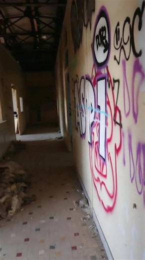 Quand tu entends un bruit bizarre ! #urbex #lieuxabandonnés... #Shorts #fluffyangie35