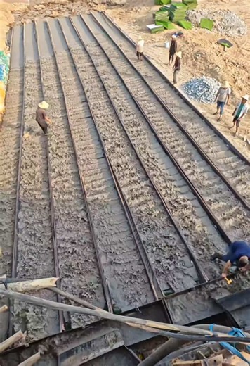 Wash and screen the placer gold using a vibrating screen. Clean the placer gold and gravel material by washing and screening, and collect the placer gold using gold-binding grass. #vibrating screen #Gold mining machinery #Gold mining equipment #Gold mining equipment #Gold Selection