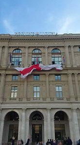 🏴󠁧󠁢󠁥󠁮󠁧󠁿 È stata srotolata questo pomeriggio sulla facciata del Palazzo della Regione Liguria la bandiera di San Giorgio in vista di domani, giornata in cui si celebra, per il quarto anno consecutivo, la festa del vessillo. La bandiera, larga 15 metri e alta 8, resterà affissa per tutta la giornata di sabato 23 aprile 🇲🇨 Il cuore delle celebrazioni sarà Palazzo Ducale, dove domani si terrà la cerimonia con il Principe Alberto di Monaco, a cui sarà conferita la cittadinanza onoraria sugge