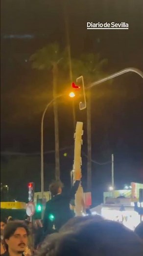 El reto viral de los jóvenes sevillanos que inunda la Feria con castillos de jarras de rebujito