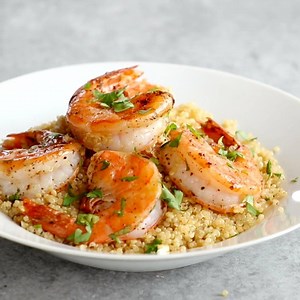 7.1K views · 99 reactions | GARLIC BUTTER SHRIMP QUINOA!  Super easy end-of-the-week meal loaded with healthy quinoa and tender, delicious shrimp.  All topped with a generous drizzle of garlic butter.  YUM. https://pyum.co/2o8JcY7 | Pinch of Yum | Facebook