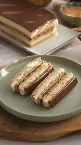 📌 Tento recept ťa zachráni, keď sa ti fakt nechce piecť. Medové rezy bez pečenia, ktoré vyzerajú ako z cukrárne, no zvládneš ich aj po dlhom dni… s kávou v ruke. ☕🍯 Jemný vanilkový krém, slivkový lekvár, medové pláty a čokoládová poleva navrch. ✨ RECEPT ▫️ 380 ml mlieka ▫️ 1 balíček vanilkového cukru ▫️ 100 g kryštálového cukru ▫️ 1 PL rumu ▫️ 50 g polohrubej múky ▫️ 1/4 ČL vanilkového extraktu (alebo prášku) ▫️ 200 g zmäknutého masla ▫️ slivkový lekvár ▫️ 4 medové pláty 👉 Poleva: ▫️ 100 g čo