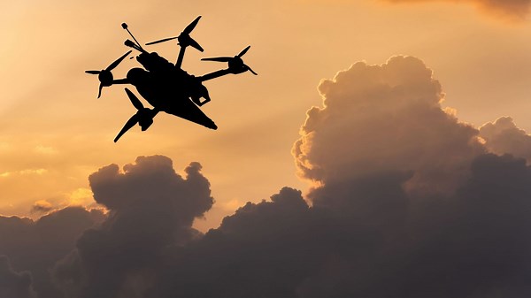 Guerre en Ukraine – Opération ukrainienne d'ampleur : des bases aériennes russes ciblées par des drones, plus de 40 avions militaires touchés - RTBF Actus