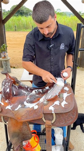 2K views · 11 reactions | AGORA SIM!! NOVIDADE PRA LIMPEZA DE SELA  Higienize e Revitalize o couro da sua Sela com o Kit para Limpeza da AM Ferramentas, feito especialmente pra cuidar e dar mais durabilidade pro seu material em couro ✔ Quer mais detalhes? Comenta aqui ou chama a gente!! 鸞 Deixa que a AM te ajuda 朗 | AM Ferramentas | Facebook