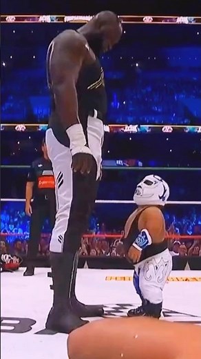 Omos Meets Microman! 🤯 The Craziest Size Difference In Wrestling History! #Triplemania