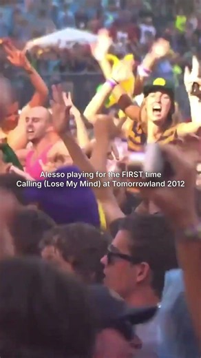 Alesso playing Calling (Lose My Mind) at his first ever Tomorrowland in 2012.