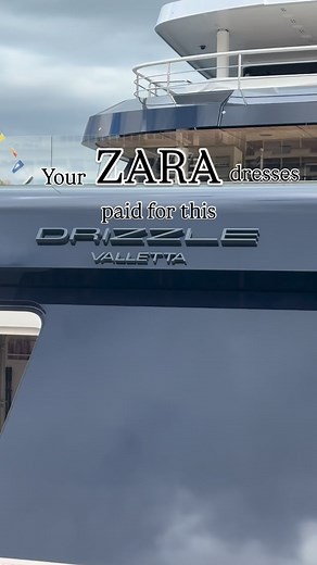Most people know Amancio Ortega as the low profile billionaire behind Inditex, the group that gave us Zara, Bershka and Pull&Bear. While the rest of the world is queueing for the next drop, he’s stepping aboard his new toy: DRIZZLE, a 92 metre Feadship delivered in 2024 and built as the yard’s first full hybrid electric superyacht. With a dark blue hull, a 165 m² beach club and a powertrain mixing traditional engines, 560 kW e motors and a 1 MWh battery pack, it’s basically Feadship’s floating t
