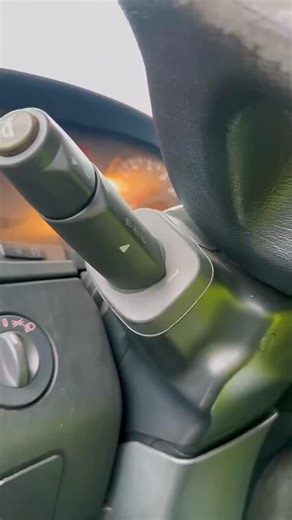 NFZ WERKSTATT NAJDA on Instagram: "📣 Warum klingt die LKW-Hupe so viel lauter als beim PKW? LKWs nutzen meist eine Druckluft-Hupe, während PKWs eine elektrische Hupe haben. Der Unterschied liegt in der Art der Tonerzeugung: 🚗 PKW-Hupe: • Funktioniert elektrisch (Magnetmembran) • Kompakt, leiser, höherer Ton • Reicht im Stadtverkehr aus 🚛 LKW-Hupe: • Wird mit Druckluft aus dem Bremssystem betrieben • Erzeugt durch eine Membran oder Trompete den typisch tiefen, lauten Ton • Macht sich auch auf 