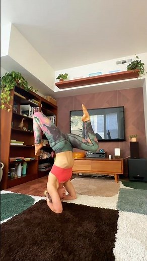 Shoulder stand practice! ✨ Comment for a “how-to!” #inversiones #yoga #balance