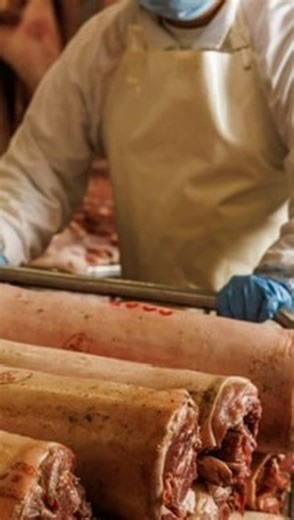 Profumo che ti fa girare la testa 😵‍💫🤤 LA PORCHETTA, QUELLA ORIGINALE, È SOLO #CIOLI1917 Dove siamo: 📍Ariccia, Via Variante di Cancelliera 17/19 Visita il nostro sito: falucioli.com Whatsapp: 39 3483706937 | Cioli1917- Porchetta di Ariccia IGP