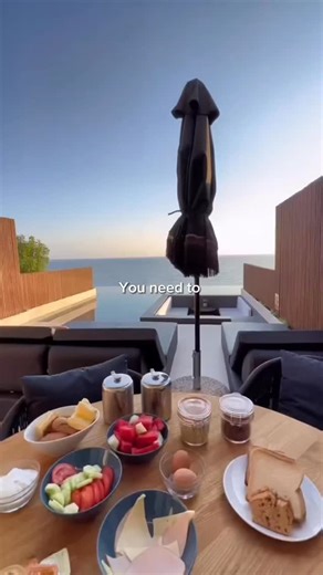 vluxury on Instagram: "Claim your free ebook in bio! Are you tired of the 9-5 struggle and ready to swap your office chair for a sun lounger? Imagine working when and where you want, running your own business while travelling to the most amazing places in the world. Julian, the founder of King Passive, did exactly that. He traded his old job for a life in Thailand, where he eats incredible street food and swims in his own pool while it’s 40 degrees outside—all for a fraction of what he paid back