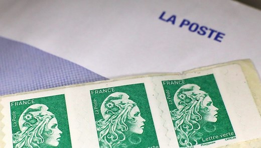 Le nouveau prix du timbre ne passe pas comme une lettre à La Poste : "À 1,39 euro, c'est exagéré !" - ICI