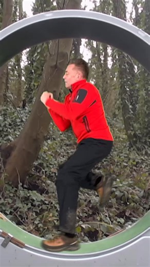 Our wheel experiment attracted a few woodland visitors, with mice, red squirrels and even a pine marten stopping by to check it out... But @chrisgpackham2 definitely gave it the most effort! 🛞 🏃‍♂️ #Winterwatch ❄️ | BBC Springwatch