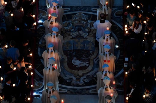 Pope on Easter Vigil: May the light of the Resurrection illumine our hearts - Vatican News