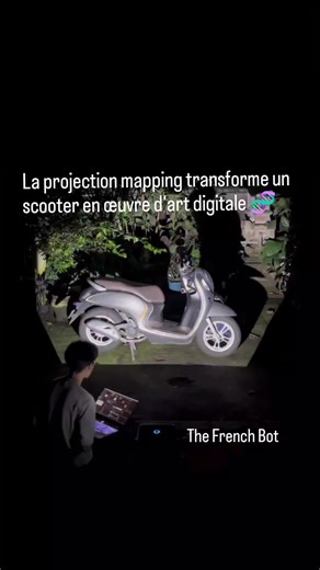 Se tenir debout dans le noir et observer un scooter silencieux s'illuminer lentement, se transformer et se déplacer à travers des couches de lumière procure une sensation étrangement intime, comme si un objet ordinaire révélait une personnalité cachée à travers la couleur et le mouvement. ✨ Cet effet est créé par projection mapping, un procédé où les visuels sont alignés avec précision sur la forme exacte d'un objet réel, de sorte que chaque courbe, arête et surface fasse partie d'un affichage v