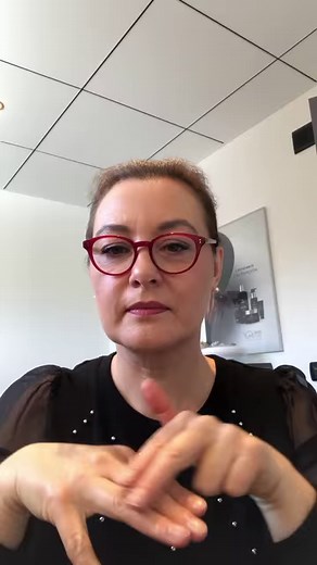 Le double menton affecte de nombreuses personnes 😔 impactant parfois leur confiance en elles, jusqu’à les mener au choix de la chirurgie esthétique. Le double menton touche les hommes comme les femmes et peut apparaître à tout âge. 👍 Pour réduire , je dis bien réduire et non, supprimer,ce petit complexe, voici quelques gestes à ajouter dans votre routine beauté. Prenez un peu de temps pour vous 💆🏻‍♀️Bon dimanche ✨🌈#doublementon #soinvisage #massagevisage #cou #prendredutempspoursoi #automas