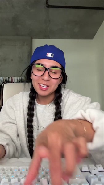 Im telling ya’ll a clicky clacky keyboard turns up the sass-meter by like a thousand😭😩