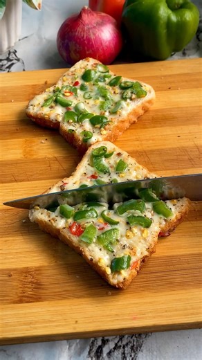 Cheesy Chilli Toast Recipe 🧀🔥 | Super Easy Snack in 10 Minutes!#cookwithaditi #youtube #shorts